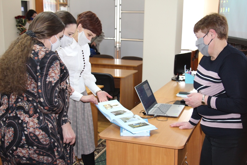 Зоряна і Мар'яна Лановик, Любов Струганець, переглядаючи нове видання